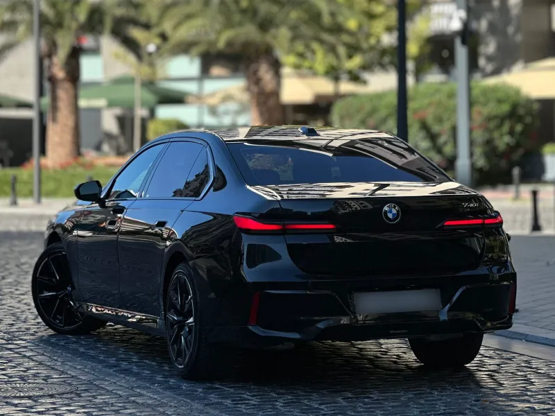 BMW 740i