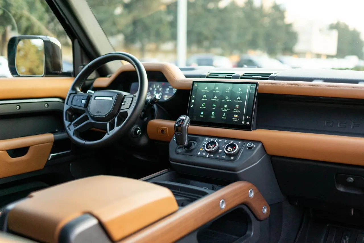 Land Rover Defender 2024