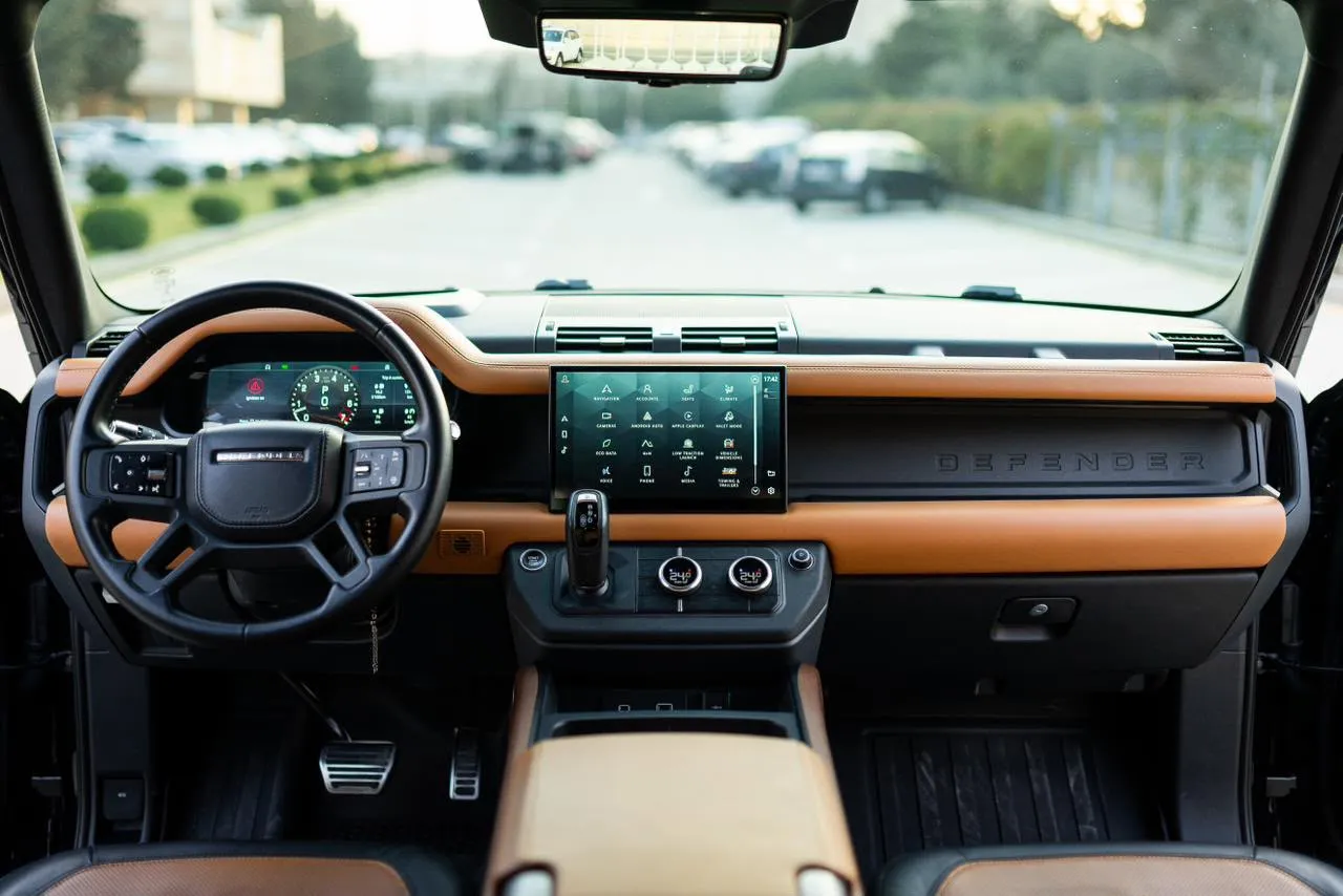 Land Rover Defender 2024