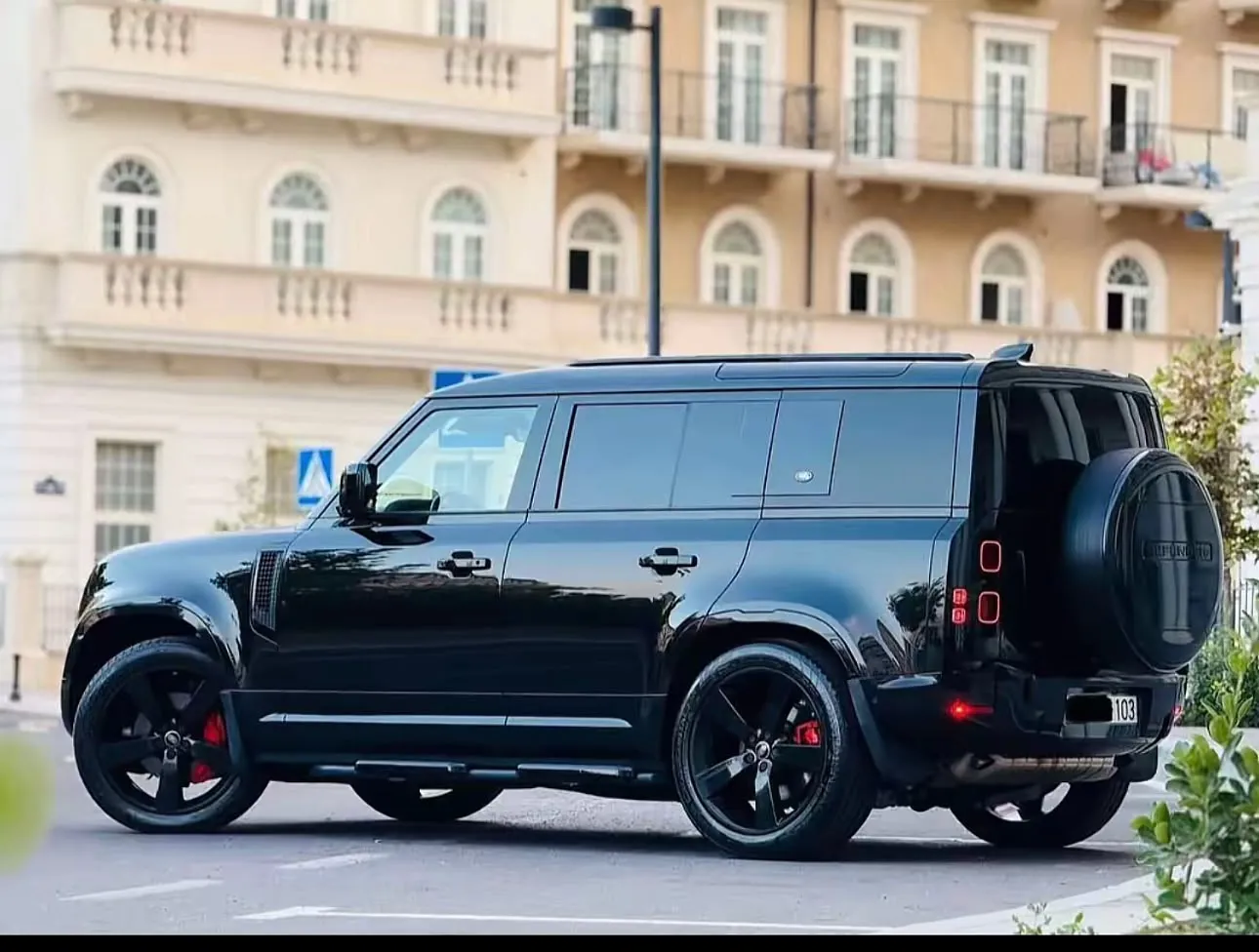 Land Rover Defender 2024